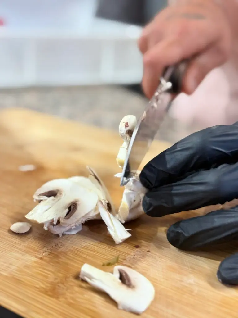 Préparation d’ingrédients frais chez Pizza Du Coin, Pizzeria Crest – champignons tranchés à la main